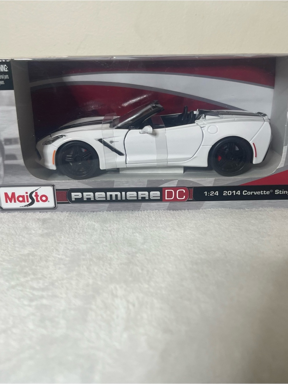 Maisto premiere DC 1:24 2014 White Convertible Stingray Die~Cast~New In Box